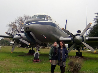 María y Laura Lara posando frente a una aeronave del Ejército del Aire