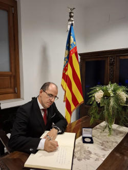 Cardells firmando en el Libro de Honor del Ayuntamiento de Meliana