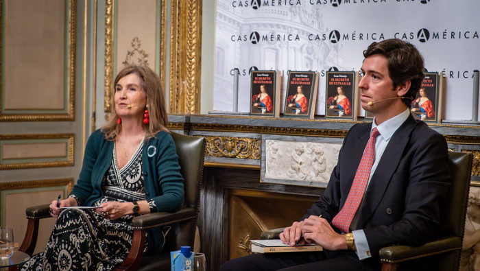 Leticia Espinosa de los Monteros y Lucas Montojo durante la presentación de "El secreto de ultramar"