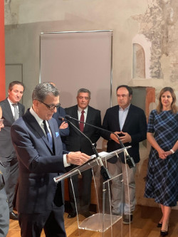 El comisario de la exposición. Al fondo el President de la Generalitat y la alcaldesa de la ciudad de Valencia.