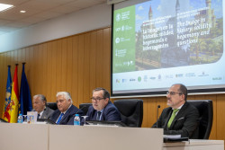 Mesa presidencial en la que participan en los extremos el decano de la RACV Luis MIguel Romero y el director de la sección cronistas oficiales e investigador del grupo MItos Francisco Cardells