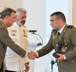 Francisco Conde recibe el premio Defensa 2026.