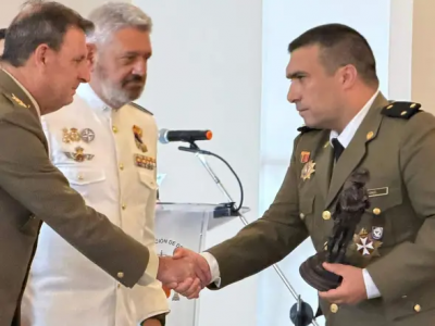 Francisco Conde recibe el premio Defensa 2026.