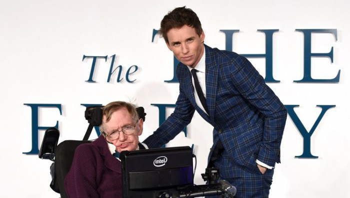 Stephen Hawking y Eddie Redmayne 