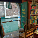 Librería en un canal de Venecia