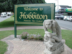 Hobbiton_sign_in_Matamata