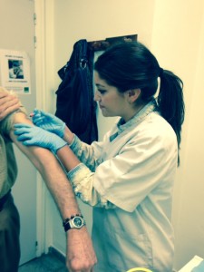 Imagen de una inyección de la vacuna contra la gripe en la Campaña de vacunación