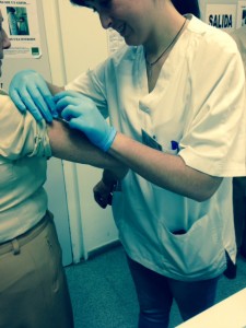 Alumna de Enfermería de la Universidad Católica de Valencia ayudando en la Campaña de vacunación contra la gripe
