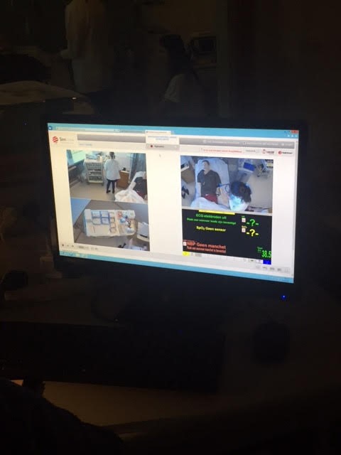 Imágenes de la sala de control de los estudiantes en la simulación.