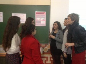 La profesora e investigadora Inma Bauxauili y Reyes Moliner evaluando el trabajo de un grupo de estudiantes de Logopedia