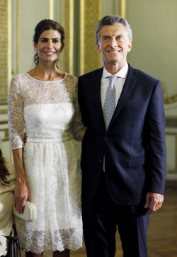 Nuevo Presidente en Argentina Mauricio Macri Argentina's President Mauricio Macri poses with wife Juliana Awada in Buenos Aires, December 10, 2015. REUTERS/Martin AcostaCODE: X02600