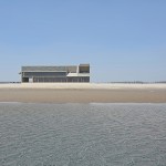 Biblioteca a la orilla del mar