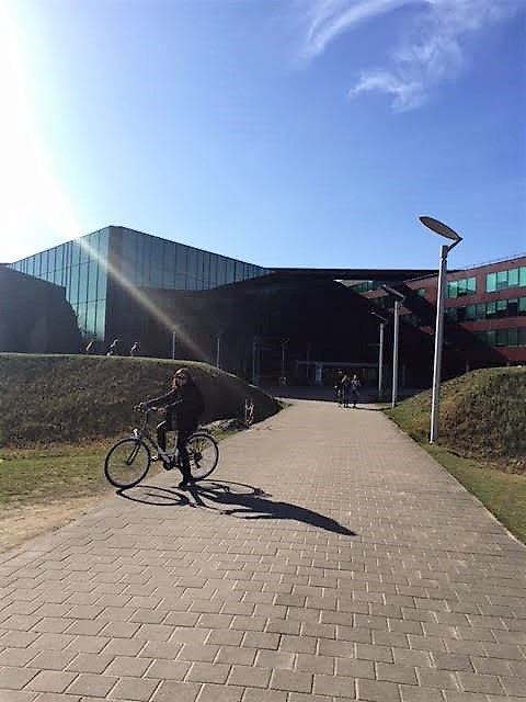 Imágenes del moderno campus de Brujas, el lugar ideal para ir a trabajar en bicicleta.