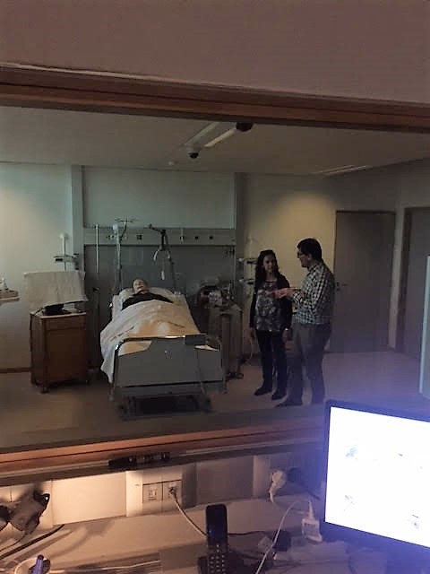 La Dra. Ferrer preparando un escenario de simulación para alumnos de Enfermería con uno de los instructores.