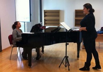 Una clase con profesor de canto en el Conservatorio Superior de Música de Valencia con la Prof.ª Charo Vallés