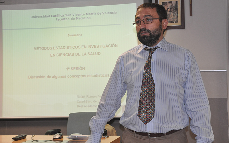 El Dr. Francisco Arteaga recibe dos premios por sus trabajos en colaboracion con dos compañeras de la UV