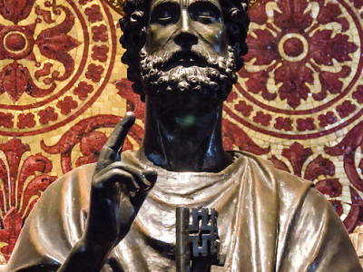 La Estatua de San Pedro Apstol es una estatua medieval de bronce que se encuentra en la parte derecha de la nave central de la Baslica de San Pedro del Vaticano. Esta escultura es una de las pocas estatuas realizadas en bronce que se conservan de poca medieval. Roma, Italia. The statue of St. Peter the Apostle is a medieval bronze statue is located on the right side of the nave of the Basilica of St. Peter's Basilica. This sculpture is one of the few statues in bronze that remain from medieval times. Rome, Italy