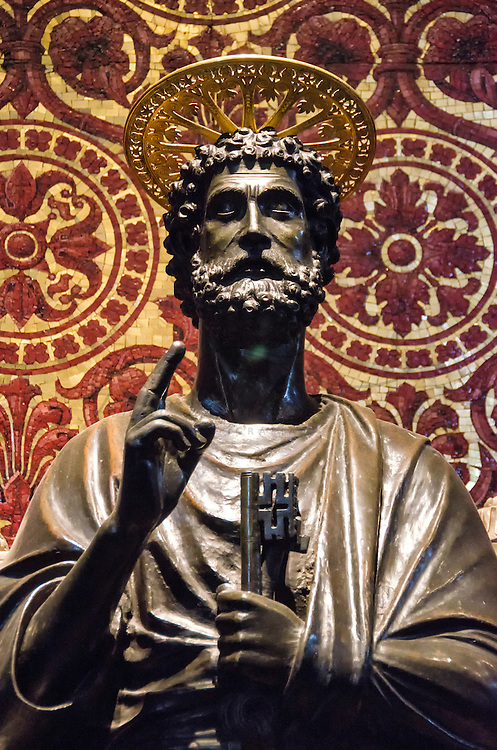 La Estatua de San Pedro Apstol es una estatua medieval de bronce que se encuentra en la parte derecha de la nave central de la Baslica de San Pedro del Vaticano. Esta escultura es una de las pocas estatuas realizadas en bronce que se conservan de poca medieval. Roma, Italia. The statue of St. Peter the Apostle is a medieval bronze statue is located on the right side of the nave of the Basilica of St. Peter's Basilica. This sculpture is one of the few statues in bronze that remain from medieval times. Rome, Italy