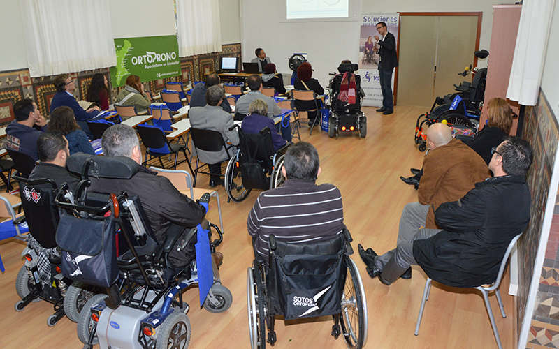 Imagen de una reunión con discapacitados y los estudiantes de Terapia Ocupacional de la Universidad Católica de Valencia